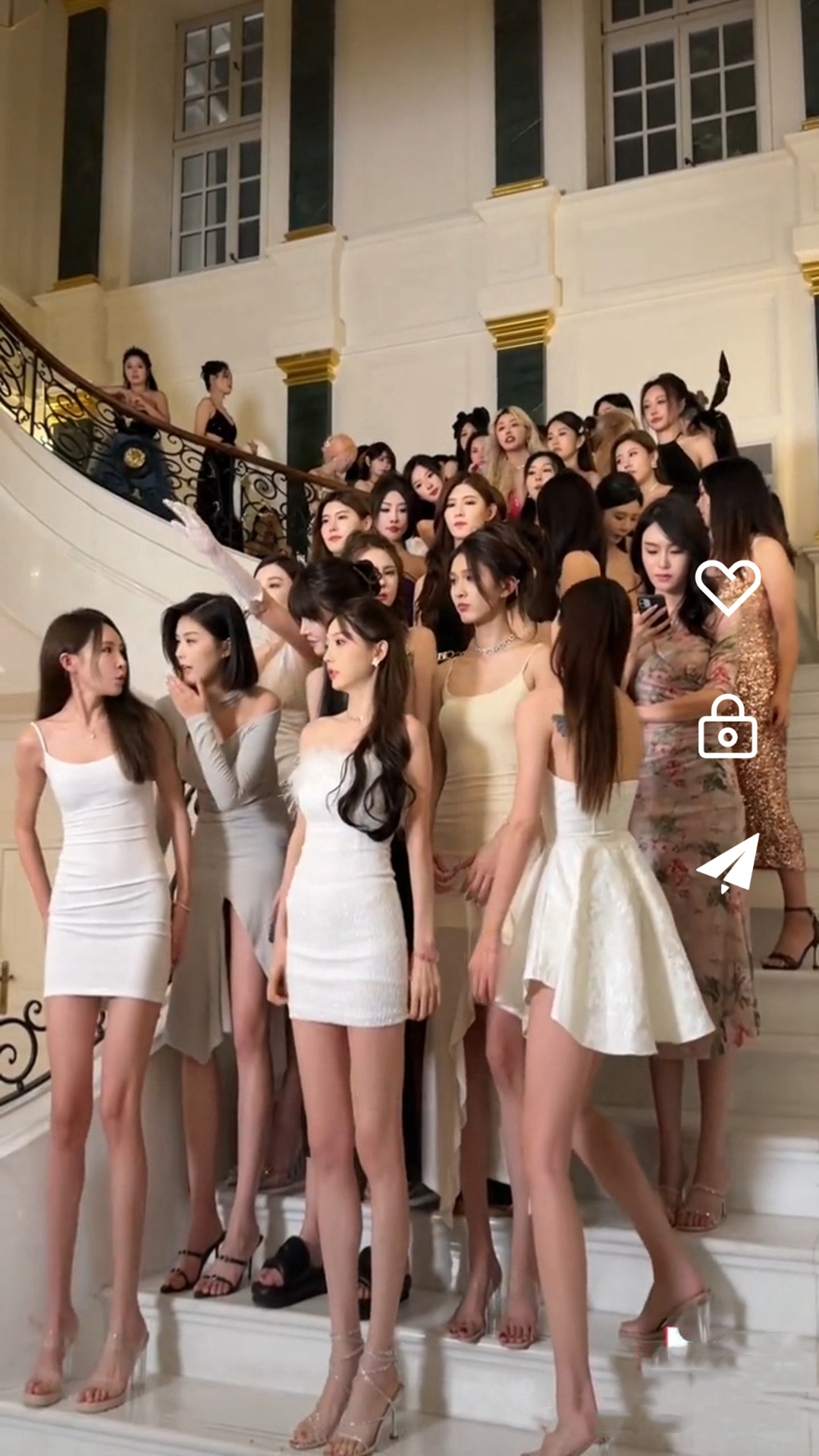 最新的女女舔丝袜故事截图